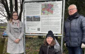 Lena Schmidt, Desiree Becker und Reinhard Hamel bei der Einweihung der Gedenktafel Freienseen