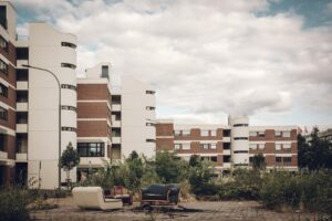 Angespannter Wohnungsmarkt in Gießen: Sofas unter freien Himmel