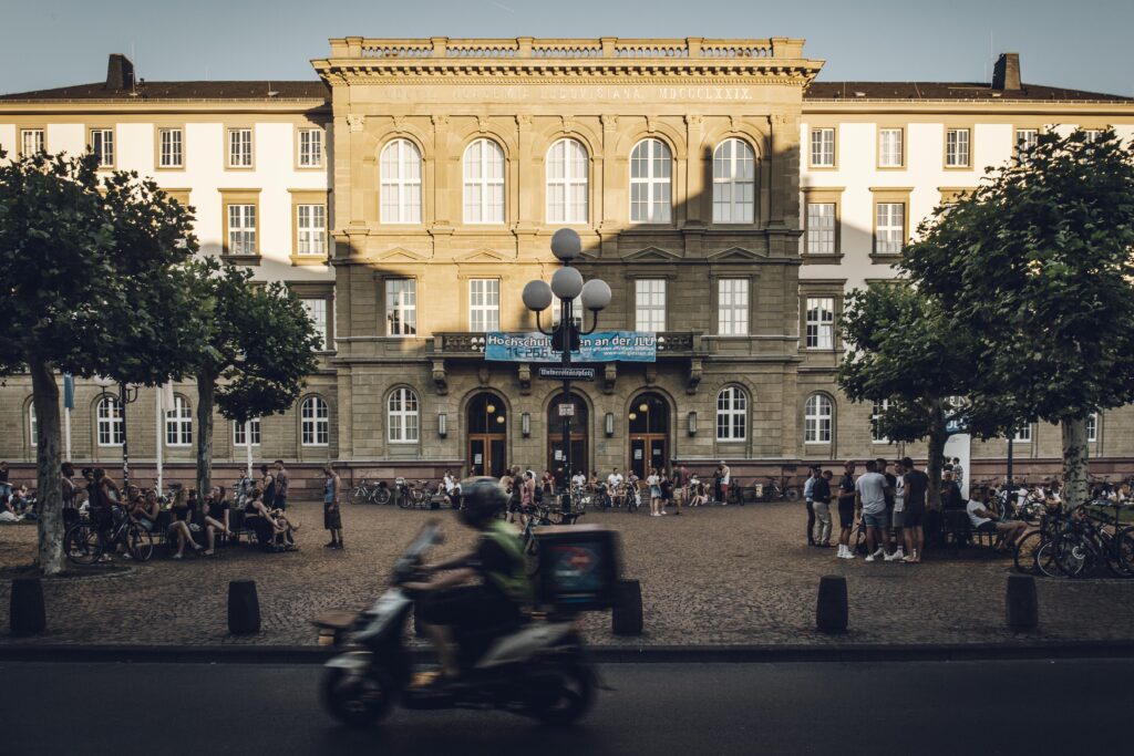 Uni Hauptgebäude des JLU Gießen im Sommer.